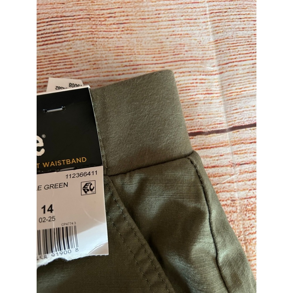 Ladies Lee Hunter green skort - Picture 2 of 7